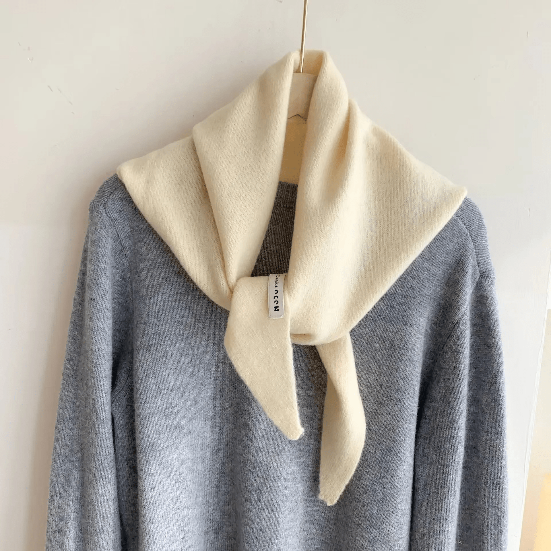 WolWeef Dreieckiger Strickschal – Weicher Wollmischschal für Wärme und Stil